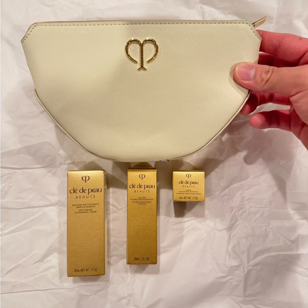 Cle de beau travel set